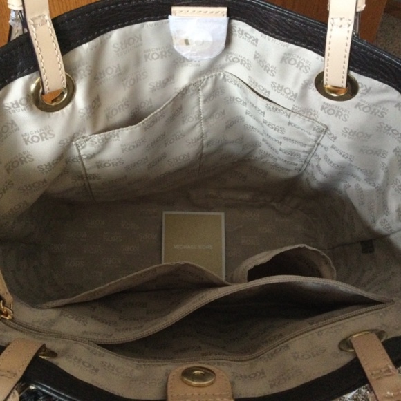 🔥Michael Kors Handbag🔥 - Picture 5 of 8